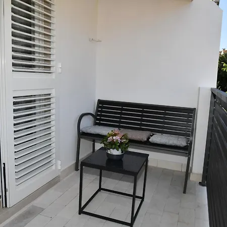 A 1 W Terrace 1 Min Walk To The *